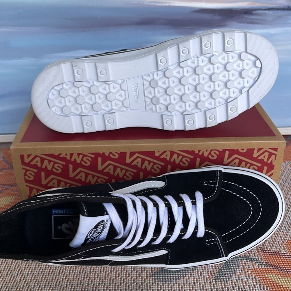 Vans Men’s Sentry Sk8-Hi
Black/White
VN0A5KY5BA2
Sneakers - Picture 13 of 16